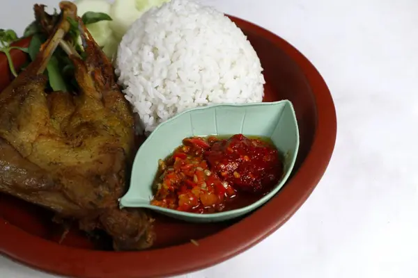 Endonezya 'da penyet ayam veya kızarmış tavuk, kızarmış tavuk ve acı biber sosundan oluşan tipik bir Java yemeğinin adıdır..