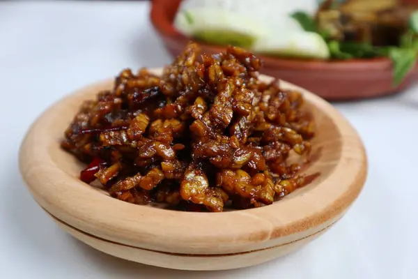 Endonezya 'da penyet ayam veya kızarmış tavuk, kızarmış tavuk ve acı biber sosundan oluşan tipik bir Java yemeğinin adıdır..