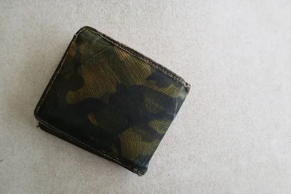 Cüzdanın kapağını kapat.