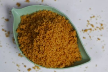 Yaprak kabında servis edilen un kızartma kremaları.