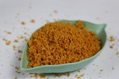 Yaprak kabında servis edilen un kızartma kremaları.