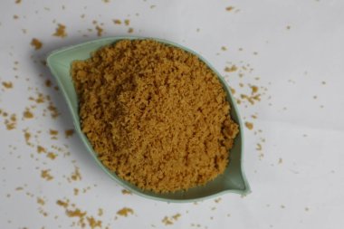 Yaprak kabında servis edilen un kızartma kremaları.