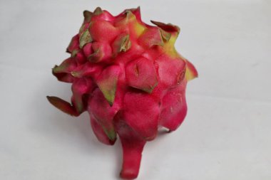 dragon meyve üzerinde beyaz izole