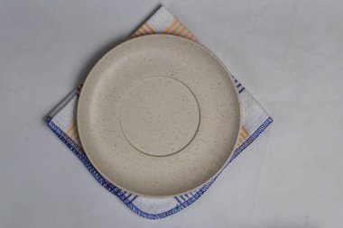 Boş tabak, tahta üstüne bez.