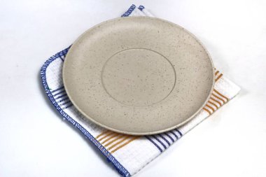 Boş tabak, tahta üstüne bez.