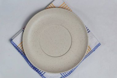 Boş tabak, tahta üstüne bez.