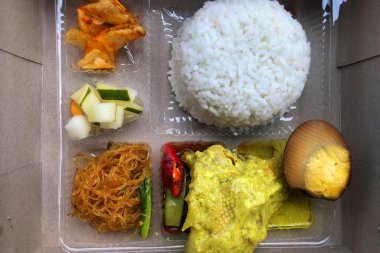 Asya yemeği ve kızarmış tavuklu pilav.