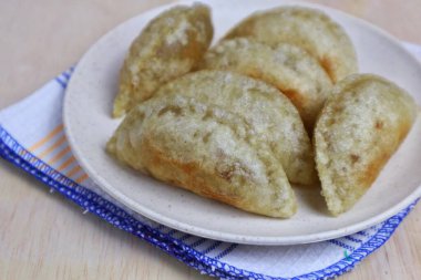Tavukla doldurulmuş sirk Bandung 'dan tipik bir yemektir. Cireng, Endonezya 'nın en popüler atıştırmalıklarından biridir..