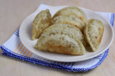 Tavukla doldurulmuş sirk Bandung 'dan tipik bir yemektir. Cireng, Endonezya 'nın en popüler atıştırmalıklarından biridir..