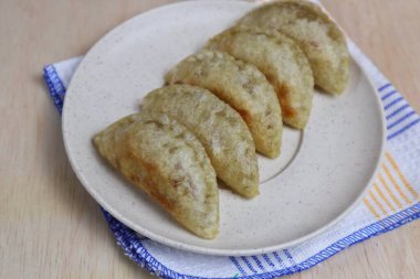 Tavukla doldurulmuş sirk Bandung 'dan tipik bir yemektir. Cireng, Endonezya 'nın en popüler atıştırmalıklarından biridir..