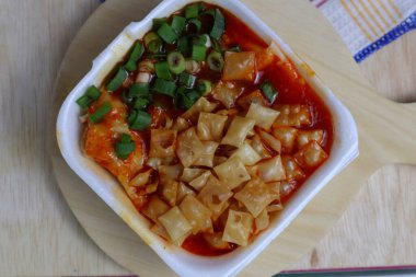 Hamur köftesi ve taze soğanla kaplı baharatlı chili wonton.