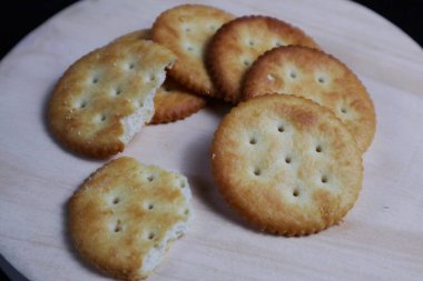 Yuvarlak tuzlu kraker yığınını kapat