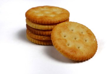 Beyaz üzerine izole edilmiş yuvarlak tuzlu bisküvi yığını