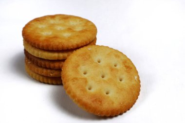 Beyaz üzerine izole edilmiş yuvarlak tuzlu bisküvi yığını