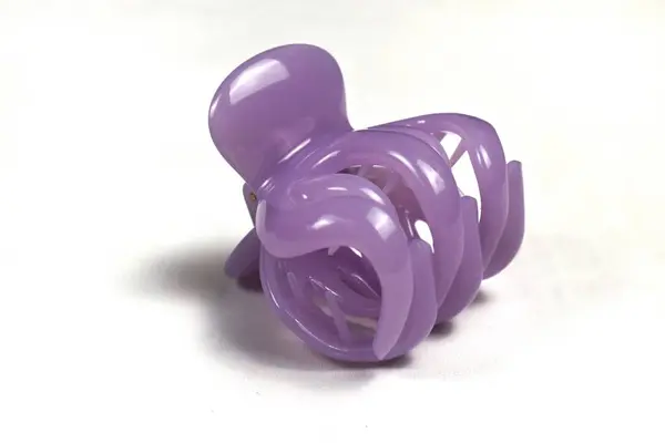 Beyaz üzerine izole edilmiş mor saç tokasını kapat