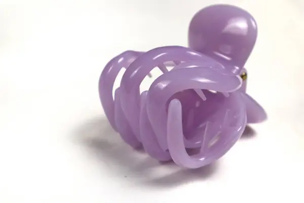 Beyaz üzerine izole edilmiş mor saç tokasını kapat