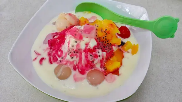 Meyve buzu ya da meyve çorbası Endonezya 'nın tipik bir meyve buzlu tatlısıdır. Bu soğuk ve tatlı içecek, kesilmiş meyve ile karıştırılmış buz ve sıvı şeker veya şurup ile tatlandırılmış..