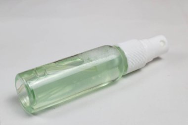 Kamera merceği temizleme sıvısı beyaza izole edilmiş.