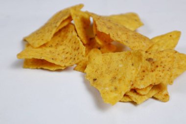 Tahta tabakta çıtır mısırlı tortilla cipsi yakın.