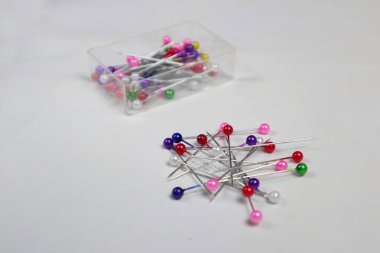 Bardaktaki renkli iğneler.