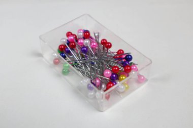 Bardaktaki renkli iğneler.