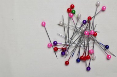 Bardaktaki renkli iğneler.