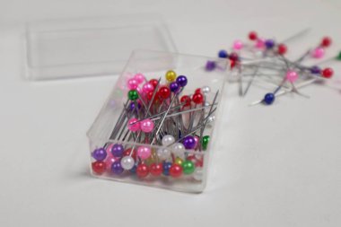 Bardaktaki renkli iğneler.