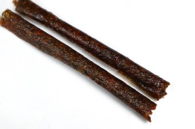 Kızarmış yosun, abur cubur, yosun, ızgara, kurutulmuş, beyaz üzerine izole edilmiş (Nori Gulung)