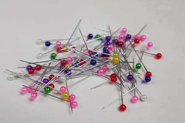 Bardaktaki renkli iğneler.