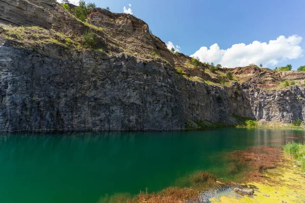 Rusya 'nın kuzeyindeki güzel nehir kanyonu. 