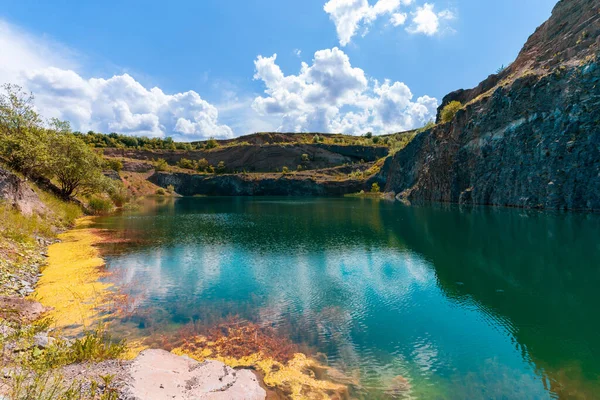 Dağlardaki nehrin güzel manzarası 