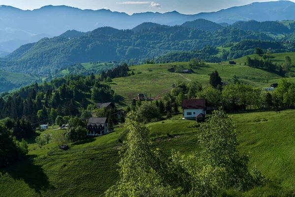Bergdorf Auf Einem Hintergrund Grüner Hügel Sommer Den Bergen Foto — Stockfoto