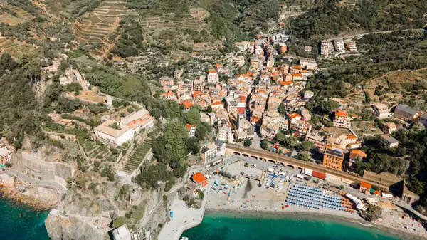 Dağlardaki köyün havadan görünüşü