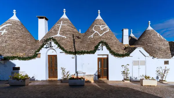 Alberobello şehrinin sokak manzarası, İtalya
