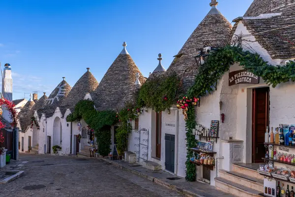 Alberobello şehrinin sokak manzarası, İtalya
