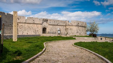İtalya 'nın eski Monte Sant' Angelo kentinin hava manzarası