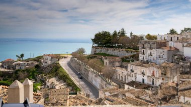 İtalya 'nın eski Monte Sant' Angelo kentinin hava manzarası