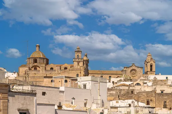 İtalya 'nın ünlü beyaz şehri Ottuni' nin güzel hava manzarası.