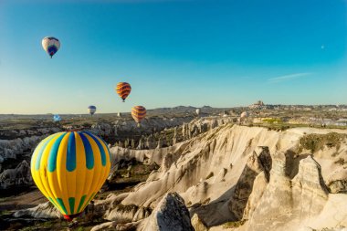 Büyülü Şafak: Kapadokya 'nın Peri Bacalarının Üzerinde Gün Doğumu. Kapadokya, Türkiye 'nin Merkez Anadolu kentinde eşsiz manzarası, yeraltı şehirleri, mağara evleri ve peri bacalarıyla tanınan tarihi bir bölgedir.. 