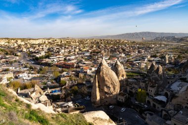 Büyülü Şafak: Kapadokya 'nın Peri Bacalarının Üzerinde Gün Doğumu. Kapadokya, Türkiye 'nin Merkez Anadolu kentinde eşsiz manzarası, yeraltı şehirleri, mağara evleri ve peri bacalarıyla tanınan tarihi bir bölgedir.. 