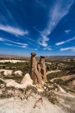 Büyülü Şafak: Kapadokya 'nın Peri Bacalarının Üzerinde Gün Doğumu. Kapadokya, Türkiye 'nin Merkez Anadolu kentinde eşsiz manzarası, yeraltı şehirleri, mağara evleri ve peri bacalarıyla tanınan tarihi bir bölgedir.. 