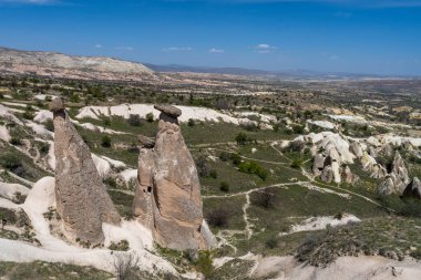 Büyülü Şafak: Kapadokya 'nın Peri Bacalarının Üzerinde Gün Doğumu. Kapadokya, Türkiye 'nin Merkez Anadolu kentinde eşsiz manzarası, yeraltı şehirleri, mağara evleri ve peri bacalarıyla tanınan tarihi bir bölgedir.. 