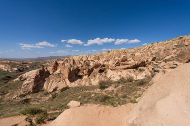 Büyülü Şafak: Kapadokya 'nın Peri Bacalarının Üzerinde Gün Doğumu. Kapadokya, Türkiye 'nin Merkez Anadolu kentinde eşsiz manzarası, yeraltı şehirleri, mağara evleri ve peri bacalarıyla tanınan tarihi bir bölgedir.. 