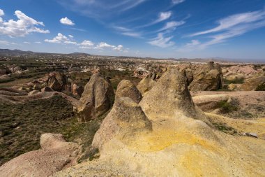 Büyülü Şafak: Kapadokya 'nın Peri Bacalarının Üzerinde Gün Doğumu. Kapadokya, Türkiye 'nin Merkez Anadolu kentinde eşsiz manzarası, yeraltı şehirleri, mağara evleri ve peri bacalarıyla tanınan tarihi bir bölgedir.. 