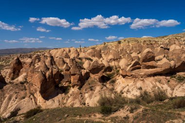 Büyülü Şafak: Kapadokya 'nın Peri Bacalarının Üzerinde Gün Doğumu. Kapadokya, Türkiye 'nin Merkez Anadolu kentinde eşsiz manzarası, yeraltı şehirleri, mağara evleri ve peri bacalarıyla tanınan tarihi bir bölgedir.. 