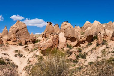 Büyülü Şafak: Kapadokya 'nın Peri Bacalarının Üzerinde Gün Doğumu. Kapadokya, Türkiye 'nin Merkez Anadolu kentinde eşsiz manzarası, yeraltı şehirleri, mağara evleri ve peri bacalarıyla tanınan tarihi bir bölgedir.. 