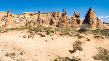 Büyülü Şafak: Kapadokya 'nın Peri Bacalarının Üzerinde Gün Doğumu. Kapadokya, Türkiye 'nin Merkez Anadolu kentinde eşsiz manzarası, yeraltı şehirleri, mağara evleri ve peri bacalarıyla tanınan tarihi bir bölgedir.. 