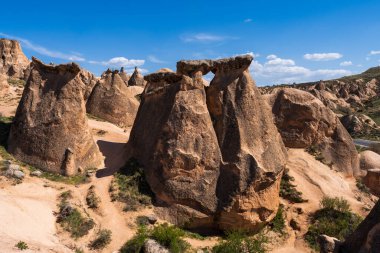Büyülü Şafak: Kapadokya 'nın Peri Bacalarının Üzerinde Gün Doğumu. Kapadokya, Türkiye 'nin Merkez Anadolu kentinde eşsiz manzarası, yeraltı şehirleri, mağara evleri ve peri bacalarıyla tanınan tarihi bir bölgedir.. 