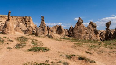 Büyülü Şafak: Kapadokya 'nın Peri Bacalarının Üzerinde Gün Doğumu. Kapadokya, Türkiye 'nin Merkez Anadolu kentinde eşsiz manzarası, yeraltı şehirleri, mağara evleri ve peri bacalarıyla tanınan tarihi bir bölgedir.. 