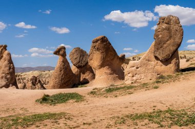 Büyülü Şafak: Kapadokya 'nın Peri Bacalarının Üzerinde Gün Doğumu. Kapadokya, Türkiye 'nin Merkez Anadolu kentinde eşsiz manzarası, yeraltı şehirleri, mağara evleri ve peri bacalarıyla tanınan tarihi bir bölgedir.. 